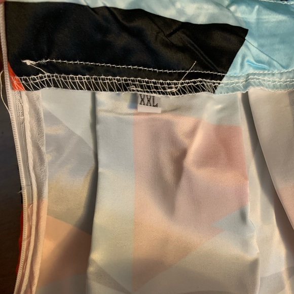 Satin finish geometric pleated skirt - Picture 4 of 4